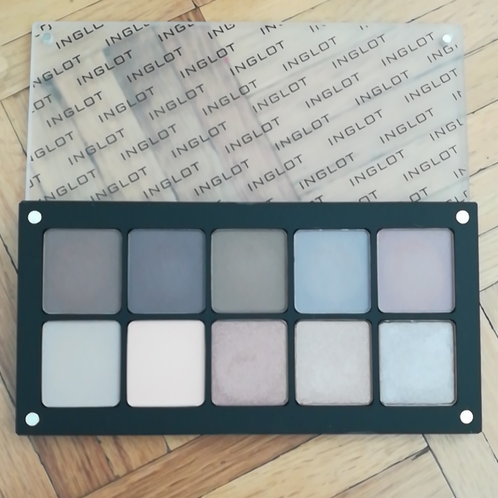 Inglot magnetic palette with 10 eyeshadows